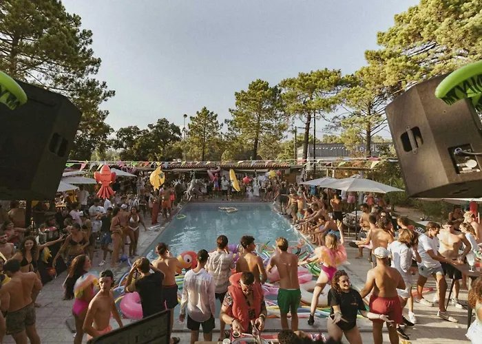 Campsite Zecamping 3 Etoiles Animaux Acceptes Piscine Et Aire De Jeux