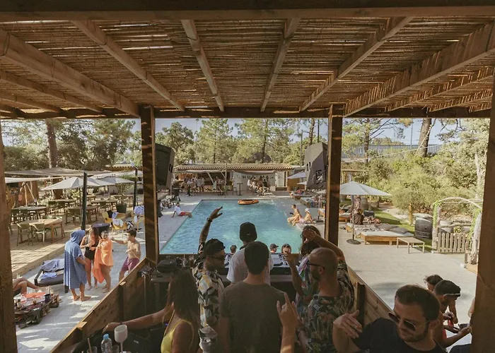 Camping Zecamping 3 Etoiles Animaux Acceptes Piscine Et Aire De Jeux